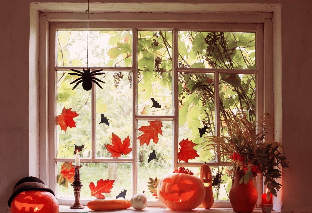 Ideas económicas para decorar tu hogar en Halloween - calabazas y hojas